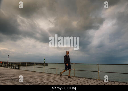 Aberystwyth Wales UK, giovedì 11 ottobre 2018. Meteo REGNO UNITO: Dark nuvole temporalesche telaio sul porto e sul mare a Aberystwyth sulla West Wales coast in un inizio di assaggio di tempesta Callum. Il tempo è impostato a deteriorare drasticamente il venerdì e il sabato, con una banda di pioggia torrenziale portando il rischio di allagamento per gran parte del Galles, Scozia nord-ovest Inghilterra Photo credit: Keith Morris / Alamy Live News Foto Stock