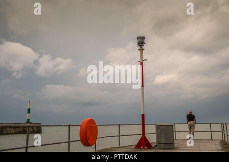 Aberystwyth Wales UK, giovedì 11 ottobre 2018. Meteo REGNO UNITO: Dark nuvole temporalesche telaio sul porto e sul mare a Aberystwyth sulla West Wales coast in un inizio di assaggio di tempesta Callum. Il tempo è impostato a deteriorare drasticamente il venerdì e il sabato, con una banda di pioggia torrenziale portando il rischio di allagamento per gran parte del Galles, Scozia nord-ovest Inghilterra Photo credit: Keith Morris / Alamy Live News Foto Stock