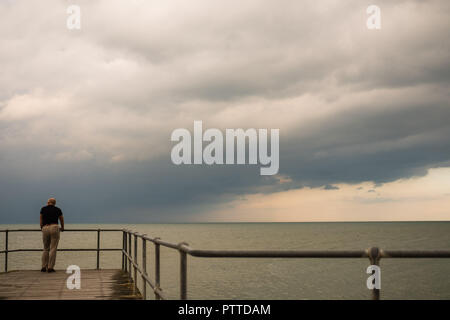 Aberystwyth Wales UK, giovedì 11 ottobre 2018. Meteo REGNO UNITO: Dark nuvole temporalesche telaio sul porto e sul mare a Aberystwyth sulla West Wales coast in un inizio di assaggio di tempesta Callum. Il tempo è impostato a deteriorare drasticamente il venerdì e il sabato, con una banda di pioggia torrenziale portando il rischio di allagamento per gran parte del Galles, Scozia nord-ovest Inghilterra Photo credit: Keith Morris / Alamy Live News Foto Stock