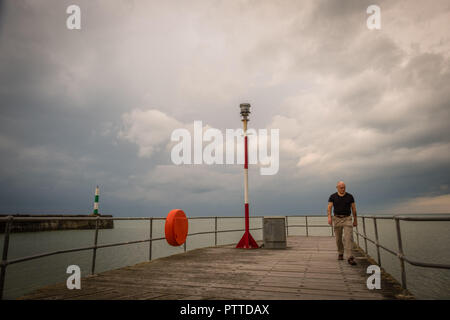 Aberystwyth Wales UK, giovedì 11 ottobre 2018. Meteo REGNO UNITO: Dark nuvole temporalesche telaio sul porto e sul mare a Aberystwyth sulla West Wales coast in un inizio di assaggio di tempesta Callum. Il tempo è impostato a deteriorare drasticamente il venerdì e il sabato, con una banda di pioggia torrenziale portando il rischio di allagamento per gran parte del Galles, Scozia nord-ovest Inghilterra Photo credit: Keith Morris / Alamy Live News Foto Stock