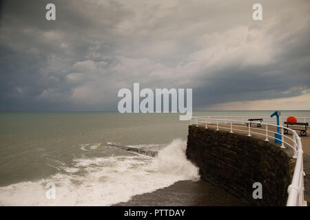 Aberystwyth Wales UK, giovedì 11 ottobre 2018. Meteo REGNO UNITO: Dark nuvole temporalesche telaio sul porto e sul mare a Aberystwyth sulla West Wales coast in un inizio di assaggio di tempesta Callum. Il tempo è impostato a deteriorare drasticamente il venerdì e il sabato, con una banda di pioggia torrenziale portando il rischio di allagamento per gran parte del Galles, Scozia nord-ovest Inghilterra Photo credit: Keith Morris / Alamy Live News Foto Stock