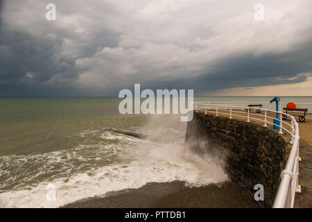 Aberystwyth Wales UK, giovedì 11 ottobre 2018. Meteo REGNO UNITO: Dark nuvole temporalesche telaio sul porto e sul mare a Aberystwyth sulla West Wales coast in un inizio di assaggio di tempesta Callum. Il tempo è impostato a deteriorare drasticamente il venerdì e il sabato, con una banda di pioggia torrenziale portando il rischio di allagamento per gran parte del Galles, Scozia nord-ovest Inghilterra Photo credit: Keith Morris / Alamy Live News Foto Stock