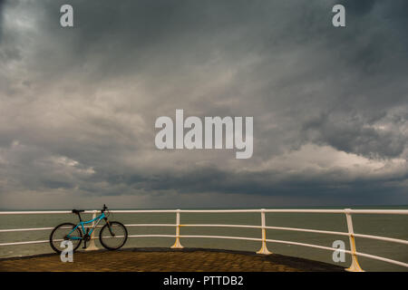 Aberystwyth Wales UK, giovedì 11 ottobre 2018. Meteo REGNO UNITO: Dark nuvole temporalesche telaio sul porto e sul mare a Aberystwyth sulla West Wales coast in un inizio di assaggio di tempesta Callum. Il tempo è impostato a deteriorare drasticamente il venerdì e il sabato, con una banda di pioggia torrenziale portando il rischio di allagamento per gran parte del Galles, Scozia nord-ovest Inghilterra Photo credit: Keith Morris / Alamy Live News Foto Stock