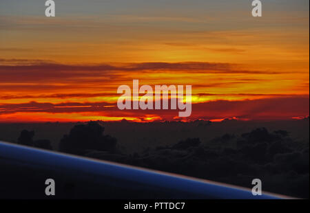 Australien. Xiv Apr, 2018. Rising Sun al mattino presto su un volo da Cairns dopo Sydney in Australia fotografati da un aereo finestra (registrati su 14.04.2018) | utilizzo del credito in tutto il mondo: dpa/Alamy Live News Foto Stock