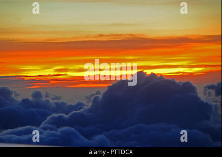 Australien. Xiv Apr, 2018. Rising Sun al mattino presto su un volo da Cairns dopo Sydney in Australia fotografati da un aereo finestra (registrati su 14.04.2018) | utilizzo del credito in tutto il mondo: dpa/Alamy Live News Foto Stock