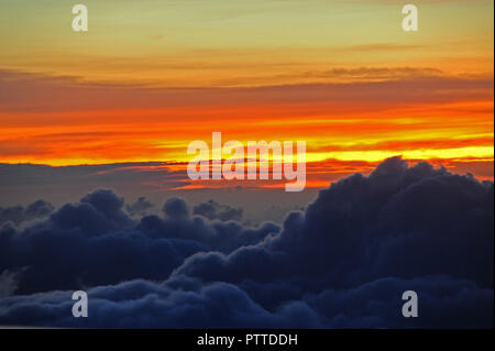 Australien. Xiv Apr, 2018. Rising Sun al mattino presto su un volo da Cairns dopo Sydney in Australia fotografati da un aereo finestra (registrati su 14.04.2018) | utilizzo del credito in tutto il mondo: dpa/Alamy Live News Foto Stock