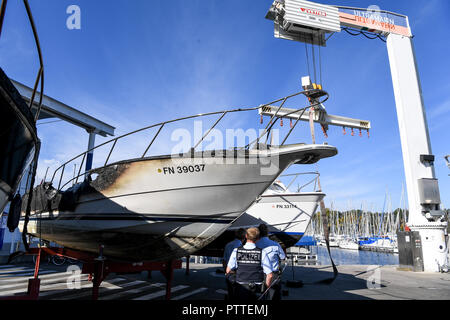 11 ottobre 2018, Baden-Wuerttemberg, Kressbronn: poliziotti a esaminare vari motor yacht che bruciò e sono state portate a riva. Foto: Felix Kästle/dpa Foto Stock