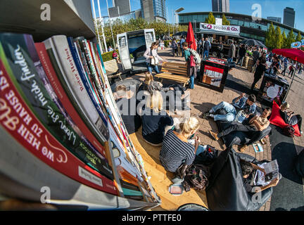 11 ottobre 2018, Assia, Frankfurt principale: a un open-air stand con libri georgiana, per i visitatori della Fiera del libro di mentire o sedervi al sole. Il più grande del mondo mostra del libro avviene fino al 14 Ottobre. Foto: Frank Rumpenhorst/dpa Foto Stock