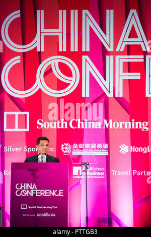 Kuala Lumpur, Malesia. Undicesimo oct, 2018. Malaysian Economia Ministro Mohamed Azmin Ali offre la chiusura di commento alla Cina conferenza organizzata dal South China Morning Post di Kuala Lumpur in Malesia, 11 ott. 2018. La Malaysia è guardando verso di attingere a nuove opportunità dal suo rapporto di lunga data con la Cina, il luogo di cui ha beneficiato il sud-est asiatico paese tremendamente, Mohamed Azmin Ali detto giovedì. Credito: Zhu Wei/Xinhua/Alamy Live News Foto Stock