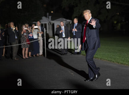 Washington, Distretto di Columbia, Stati Uniti d'America. 10 ottobre, 2018. Il Presidente degli Stati Uniti, Trump onde per la stampa come egli ritorna alla Casa Bianca di Washington, DC dopo che frequentano gli eventi politici in Erie in Pennsylvania Mercoledì, Ottobre 10, 2018 Credit: Chris Kleponis/CNP/ZUMA filo/Alamy Live News Foto Stock