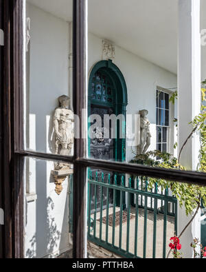 Decorativa della porta di ingresso e statue a Hauteville House