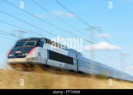 Un treno ad alta velocità TGV a Carmillon livrea della società francese SNCF che guida a piena velocità sulla ferrovia ad alta velocità dell'Europa orientale (con movimento sfocato). Foto Stock