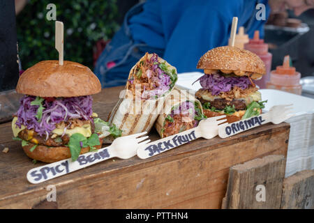 Involtini di vegetariani e gli hamburger su un cavalletto a Thame food festival. Thame, Oxfordshire, Inghilterra Foto Stock