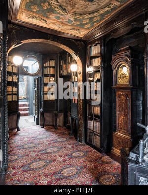 Galleria di quercia con librerie e tapestery massimali ai piani superiori di Hauteville House Foto Stock