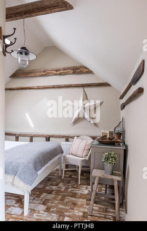 Sgabello in legno accanto al letto in bianco rustico interiore camera da  letto con piante sui ripiani Foto stock - Alamy