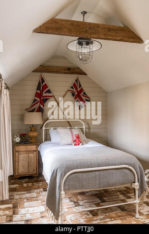 Un letto singolo con Union Jack e rigenerate assi di legno Foto Stock