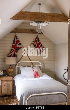 Un letto singolo con Union Jack e rigenerate assi di legno Foto Stock
