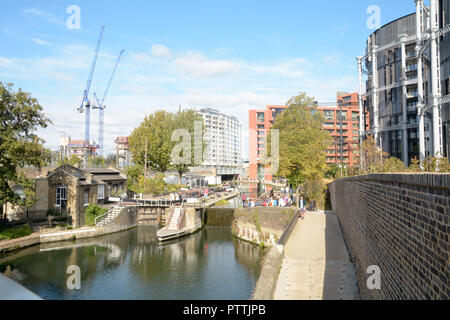 Regents Canal lock e riqualificazione Gasholders vicino a Kings Cross a Londra, Inghilterra Foto Stock