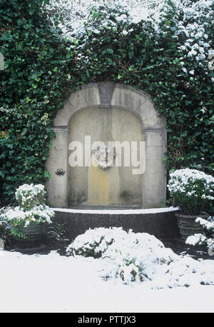 Acqua sul tubo di lancio ad arco wall‌ pietra in Kensington Garden Foto Stock