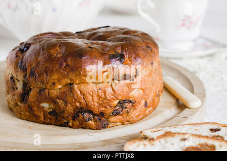 Barmbrack o bairin breac un irlandese tradizionale pane di frutta fatta con uva sultanina e uva passa spesso mangiati imburrata per il tè del pomeriggio Foto Stock