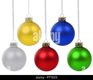 Le palle di Natale di colori baubles appeso isolato su uno sfondo bianco Foto Stock