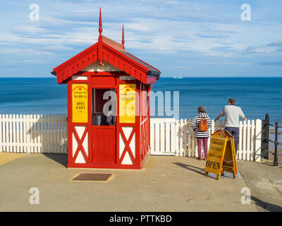 La stazione superiore del Saltburn Cliff tranvia funicolare con un uomo e una donna che guarda il molo Foto Stock