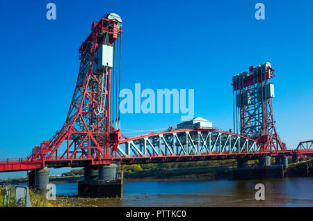 Newport ponte sopra il Fiume Tees tra Middlesbrough e Stockton Grade 2 elencati il primo grande verticale-ponte di sollevamento in Gran Bretagna Foto Stock