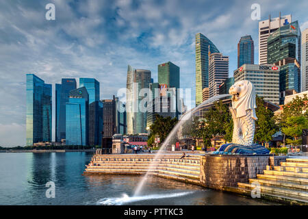 La statua Merlion con lo skyline della città in background, Marina Bay, Singapore Foto Stock