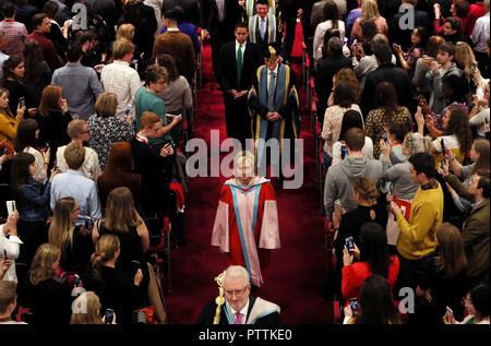 Hillary Clinton a seguito di una cerimonia presso la Queen's University di Belfast dove è stata conferita la laurea ad honorem. Picture Data: mercoledì 10 ottobre, 2018. Il premio, un dottore honoris causa di leggi (LLD), è per il suo eccezionale servizio pubblico negli Stati Uniti e in tutto il mondo e per il suo contributo per la pace e la riconciliazione in Irlanda del Nord. Vedere PA storia ULSTER Clinton. Foto di credito dovrebbe leggere: Brian Lawless/PA FILO Foto Stock