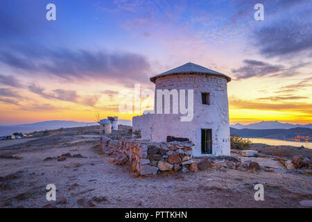 Mulini a vento al tramonto a bodrum, Turchia Foto Stock