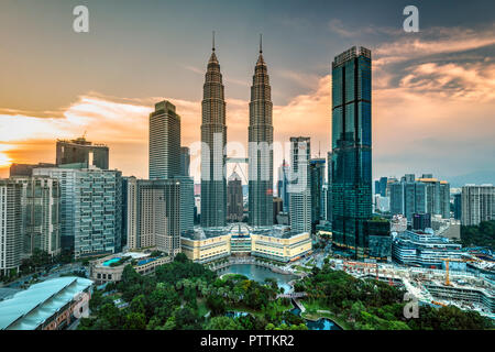 Skyline della città con torri Petronas al tramonto, Kuala Lumpur, Malesia Foto Stock