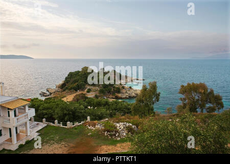 Spiaggia Bataria e penisola dal Castello, Kassiopi Corfù, Grecia Foto Stock