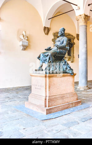 La statua al famoso architetto italiano Matteo Civitali situato nel portico del Palazzo Pretoriale a Lucca, Italia Foto Stock