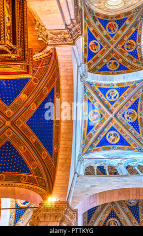 LUCCA, Italia - 30 Aprile 2013: la luminosa affreschi sui soffitti a volta della Cattedrale completano il modesto stile gotico interno, il 30 aprile a Lucca Foto Stock
