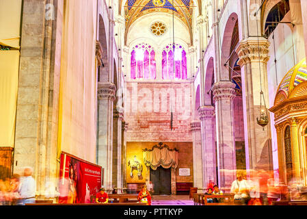 LUCCA, Italia - 30 Aprile 2013: Il decorate modestamente sala da preghiera della cattedrale in stile gotico, il 30 aprile a Lucca Foto Stock