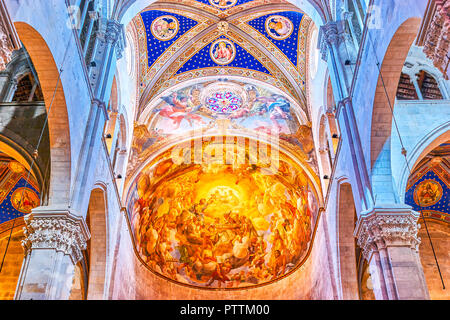 LUCCA, Italia - 30 Aprile 2013: il bellissimo affresco sulla mezza cupola dell'abside della Cattedrale, il 30 aprile a Lucca Foto Stock