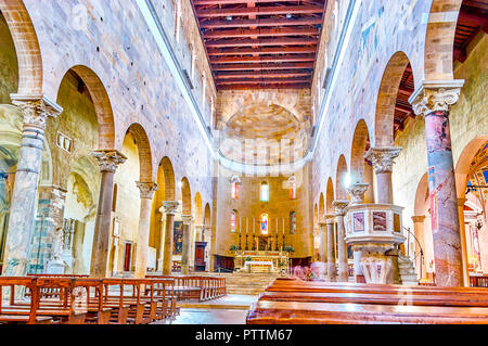 LUCCA, Italia - 30 Aprile 2013: la sala da preghiera di San Ferdiano Basilica con decorazioni ascetico e archivio di legno, il 30 aprile a Lucca Foto Stock