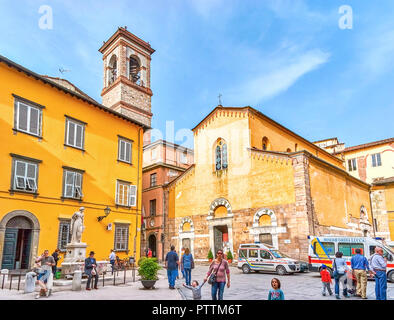 LUCCA, Italia - 30 Aprile 2013: La piccola ma molto turistica popolare Piazza del Salvatore con la piccola città medievale di San Salvatore, il 30 aprile a Lucca Foto Stock