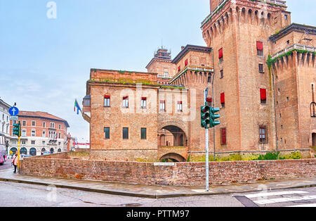 FERRARA, Italia - 30 Aprile 2013: il grande Castello Estense è la residenza della famiglia d'Este, che le regole della regione nel periodo medievale, il 30 aprile ho Foto Stock