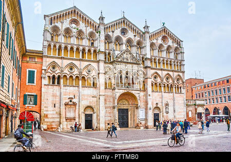 FERRARA, Italia - 30 Aprile 2013: la bella facciata settentrionale della cattedrale di Ferrara, costruita in stile romanico, è un simbolo della città, il 30 aprile ho Foto Stock