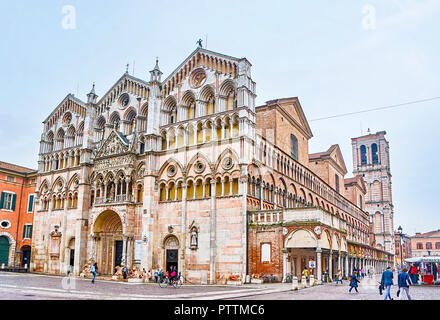 FERRARA, Italia - 30 Aprile 2013: Uno dei la più bella costruzione della città è la cattedrale di Ferrara con il suo marmo scolpito facciata e logge o Foto Stock