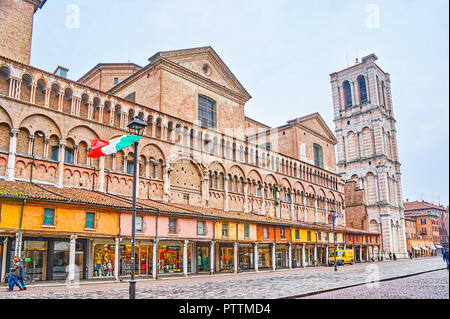 FERRARA, Italia - 30 Aprile 2013: la facciata sud del Duomo di Ferrara con negozi al piano terra e le logge di cui sopra, il 30 di aprile a Ferrara Foto Stock