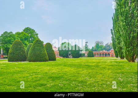 I bellissimi giardini in stile francese situato in Ferrara centro città, che unisce al cimitero storico di Ordine Certosino monastero, Italia Foto Stock