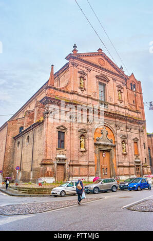 FERRARA, Italia - 30 Aprile 2013: il bellissimo San Domenico Chiesa con sculture di Santi sulla sua facciata, il 30 di aprile a Ferrara Foto Stock