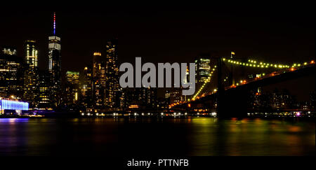 La parte inferiore di Manhattan e Brooklyn Bridge di notte, preso da Brooklyn Heights, mostrando la Freedom Tower Foto Stock