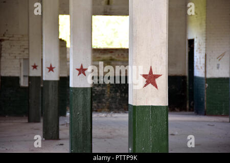 Aria sovietica reliquie di base in Schacksdorf, ex Germania Est. La logistica edificio di storage. Foto Stock