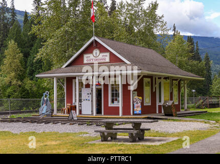 CRAIGELLACHIE, British Columbia, Canada - Giugno 2018: regali sul sito in cui l'ultimo picco di ferro è stato piantato in via per completare il canadese Foto Stock