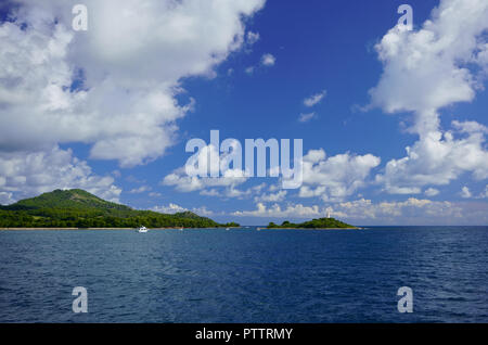 Mallorca faro lontano d'Alcanada vicino a Port d'Alcudia, Baia di Alcudia, Mallorca, Spagna. Foto Stock