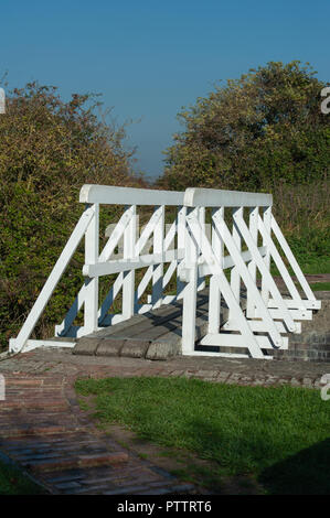 Passerelle in legno su serrature sulla collina di Caen volo sul Kennet and Avon Canal, Devizes, Wiltshire, Regno Unito. Foto Stock