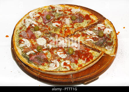 Stile Italiano tradizionale pizza con tagliato slice Foto Stock